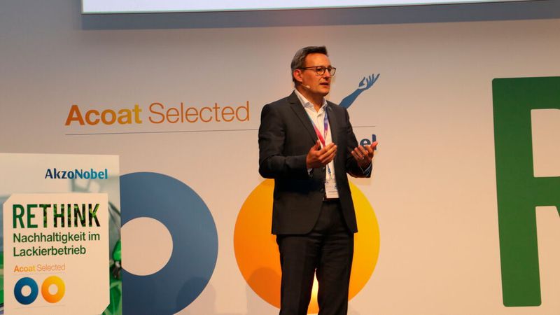 AkzoNobel Business Director EMEA Ignacio Roman Navarro begrüßte die Acoat Select Partner herzlich in München. (Bild: Jürgen Klasing)