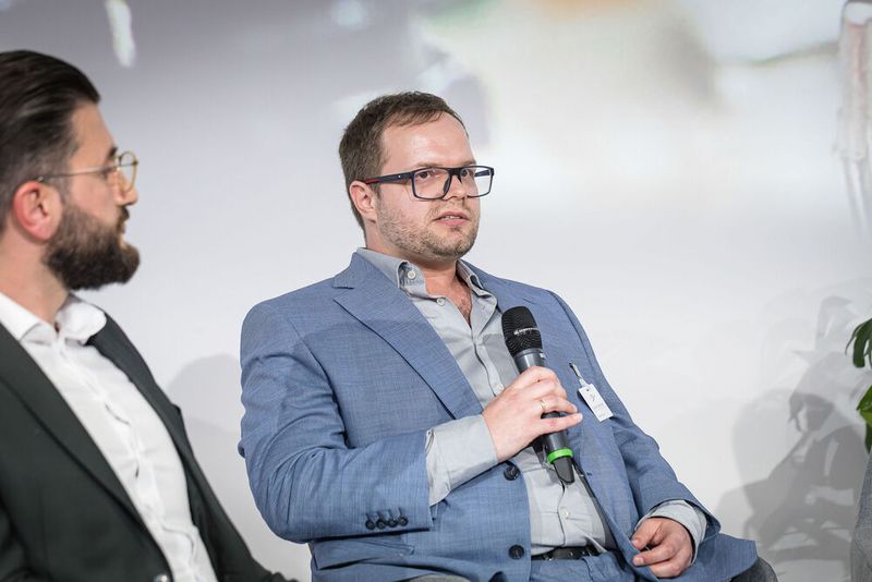 Anwenderkongress Steckverbinder 2023: Tag 1 mit Basisseminaren, Podiumsdiskussion und Posterslam. (Bild: Stefan Bausewein)