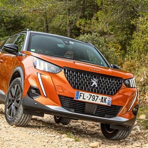 Der überarbeitete Peugeot 2008 baut auf der neuen CMT-Plattform des PSA-Konzerns auf.