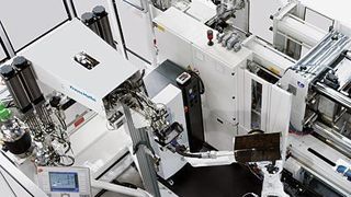 Bild 1: Für Kleinmengendosierung ausgelegt, ermöglicht die PUR-Hochdrucktechnik, geschäumte Dichtungen auf Spritzgießteile aufzutragen. Spritzgießen und Raupenauftrag finden auf 24 m2 statt. Bild: Krauss-Maffei (Archiv: Vogel Business Media)