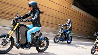 Das ist das Leichtbaumotorrad eRockit. Es erreicht rund 90 km/h. Das Besondere ist der pedalgesteuerte Antrieb. Maximal 5 Stunden Ladezeit an der Haushaltssteckdose braucht es, was etwa 2,5 Euro (noch!) kostet. Danach kann man emissionsfrei 120 Kilometer fahren. (Bild: eRockit Systems)