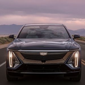 Das Design fällt mit seiner aufwändigen Lichtinszenierung im Grill auf.(Bild:  GM)