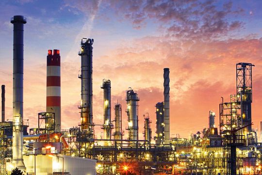 Bis 2045 muss der Energieverbrauch in der Industrie um 45 Prozent sinken. Mit dem Energieeffizienzgesetz werden nun verstärkt Unternehmen in die Pflicht genommen.(Bild:  TTstudio - stock.adobe.com)