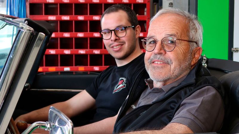 Hannes (vorn) und Manuel Kuhn von Oldtimer Service und Reifen HKT (Bild: Diehl - VCG)