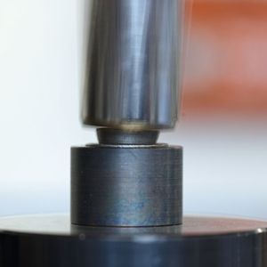 Der Nietprozess beim Radialnieten im Kaltumformverfahren. Der Nietstempel macht eine Rosettenbahn (hypozykloidale Bahn) um die Nietachse und führt hydraulisch gesteuert eine axiale Vorschubbewegung aus. (Bild:  Matthias Böhm)