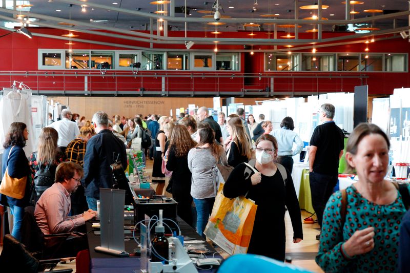 Auf in die Ausstellung. Hier sind über 100 Firmen vertreten, die ihre Produkte vorstellen.  Mehr Infos zu den kommenden LAB-SUPPLY-Messen finden Sie auf www.lab-supply.info.  (LABORPRAXIS, C. Lüttmann)