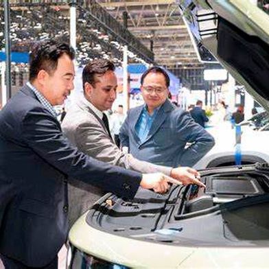 Momentan ist wieder große Automobilmesse in Shanghai. Die Auslandshandelskammer hat einige Tage zuvor die Lage analysiert. Demnach spüren deutsche Unternehmen bereits die Auswirkungen des Zollstreits. Vor allem die Autobranche würde leiden ... (Bild: H. Chin)