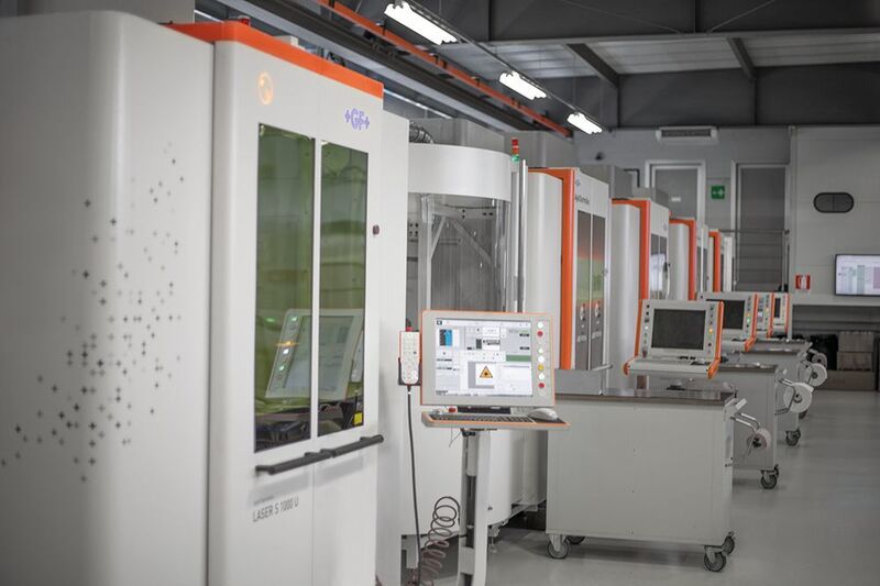 Im Maschinenpark von Standex Engraving Mold-Tech verrichten insgesamt 31 Agiecharmilles-Lasertexturiermaschinen – 14 in Europa, sieben in den USA und 10 in Asien – ihre filigran-präzise Arbeit.  (GF Machining Solutions)