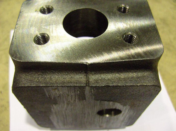 Bild 3: An diesem entgrateten Gehäuse wird deutlich, wie das Werkzeug immer genau der zu entgratenden Kontur folgt. (Bild: SEH Technik)