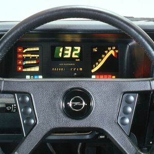 Kleinteilige, bunte Digitalanzeigen, wie im Sportcoupé Opel Monza, wurden auch gerne Mäusekino genannt.(Bild:  Opel)