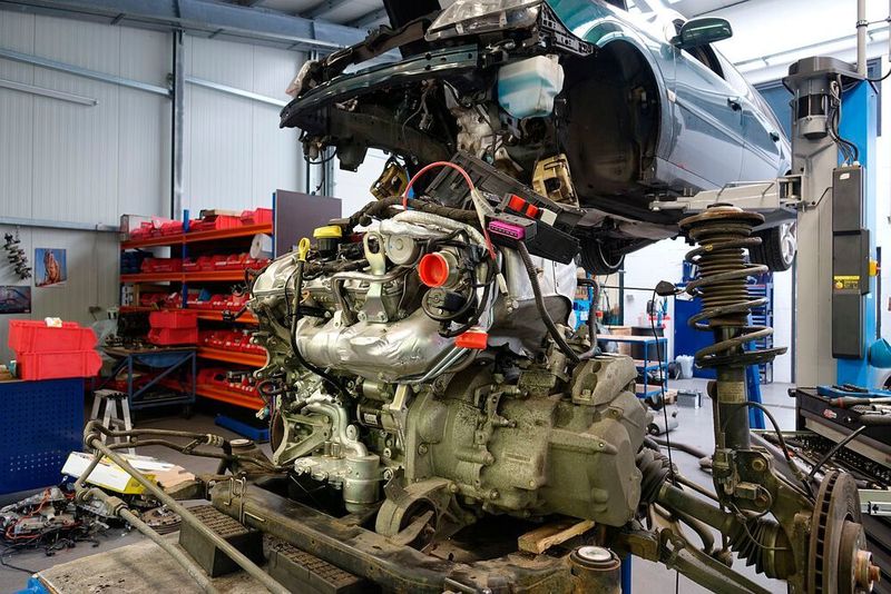 Inbesondere die leistungsstarken Sechszylindermodelle werden auch nach vielen Jahren noch repariert. Heute baut Opel so etwas gar nicht mehr. (Rosenow/»kfz-betrieb«)