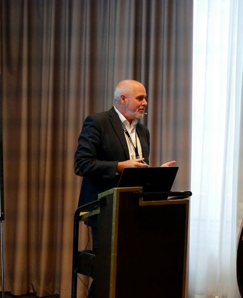 Bandbreite, Packungsdichte und Infrastruktur: Frank Weismüller von Corning spannte den Bogen von „Need for Speed“ zu „Race for Space“. (Bild: Vogel IT-Medien GmbH)