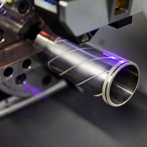 Die Trumpfanlage hat eine zusätzliche A-Achse für bis zu 1490 mm lange Bauteile mit einem maximalen Durchmesser von 320 mm sowie einen einschwenkbaren 3D-Laser-Profilscanner zum Vermessen und Positionieren eingespannter Werkstücke erhalten.