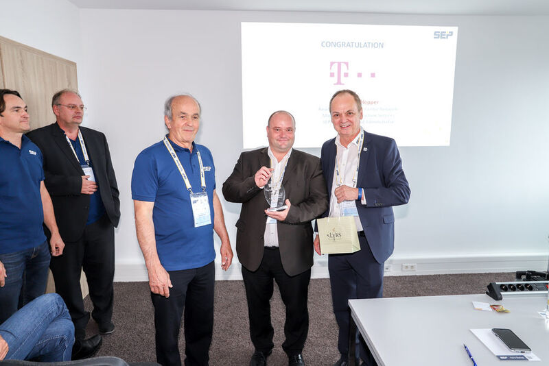 „Reseller of the Year 2017“ wurde Peter Großhauser (Mitte), Gründer und Geschäftsführer von GP EDV Services – mit Georg Moosreiner (links), CEO, SEP AG, und Hartmut Birke, Regional Sales Director, SEP AG. (SEP AG)
