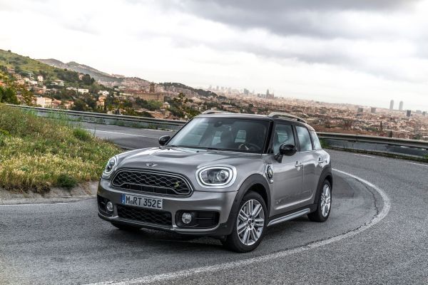 Der MINI Cooper S E Countryman ALL4 ist der erste Mini, bei dem ein Plug-in-Hybrid-Antrieb die Möglichkeit zu rein elektrischer und damit lokal emissionsfreier Mobilität eröffnet. (Mini)