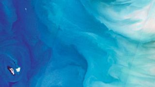 Satellitenbild der Nordsee. Zu erkennen ist der Eintrag von Sedimenten und eine Algenblüte.  (ESA/HZG/KOF)