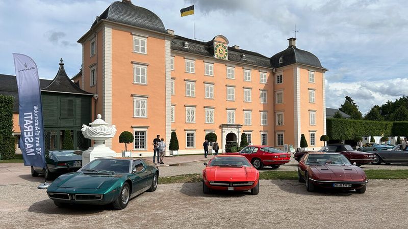 Zur Sonderschau „100 Jahre Maserati“ kamen rund drei Dutzend Fahrzeuge der Marke im Schlosspark Schwetzingen zusammen. (Bild: Peter Diehl)