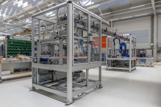 Minitec präsentiert auf der Motek erstmalig standardisierte Fertigungszellen, eine Innovation im Sonderanlagenbau. (Bild:  Minitec)