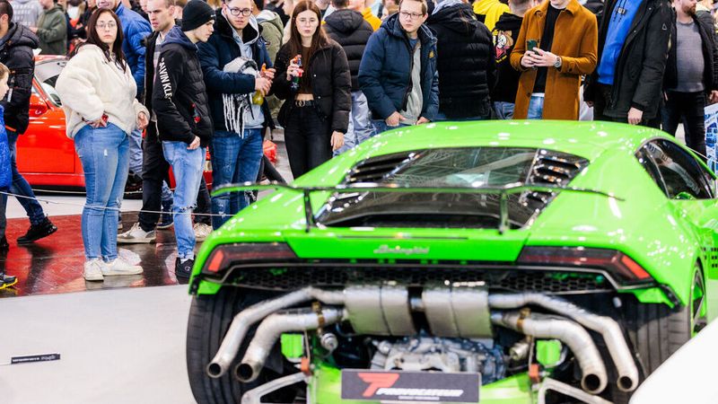 Bei diesem Auspuff hört man das Röhren der Motoren schon allein beim Betrachten. (Bild: Messe Essen)