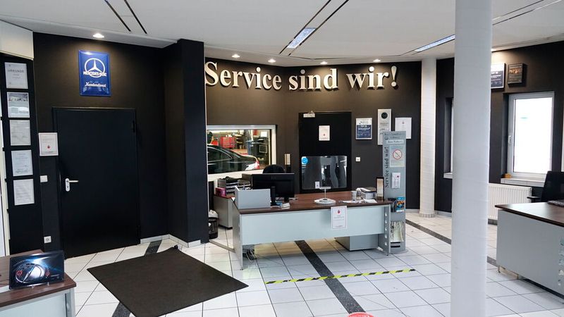 Ein Fenster gewährt den Kunden bei der Serviceannahme Einblick in die Werkstatt. (Bild: Rosenow/»kfz-betrieb«)