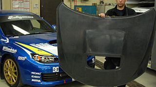 Bei der Herstellung der CFK-Motorhaube im Vakuuminfusionsverfahren kam eine wiederverwendbare Vakuumhaube zur Anwendung. (Bild: Kaupo)