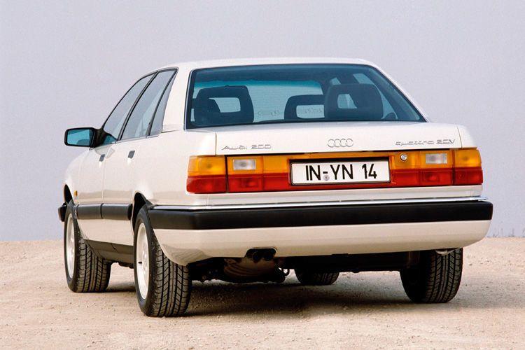 700 Unfälle mit sechs Todesopfern habe der Audi 5000, die US-amerikanische Version des Audi 100/200, auf dem Gewissen – so hieß es 1987 in einer Kampagne. Audi bekam letztlich recht: Die Verkaufszahlen stürzten dennoch binnen weniger Jahre von knapp 75.000 auf gerade einmal 12.000 ab – und verharrten über Jahre hinweg auf niedrigstem Niveau. (Foto: Audi)