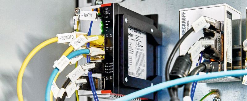 Der leistungsstarke Ultra-Kompakt-Industrie-PC C6030 steuert alle Maschinen- und Bedienprozesse.(Bild:  Beckhoff)