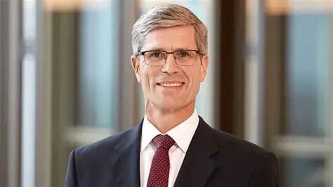 „Der deutsche Maschinen- und Anlagenbau geht nun zum vierten Mal in Folge mit einer negativen Umsatzprognose in ein neues Jahr“, konstatiert Bernd Jung, der die Praxisgruppe Industrial Manufacturing bei PWC Deutschland leitet. Hier mehr zu dieser Erkenntnis ...(Bild:  PWC)