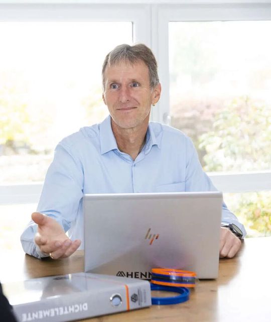 „Dichtungen in Hydraulikanwendungen arbeiten im Verborgenen und vollbringen doch Höchstleistungen. Oft wird ihnen weniger Aufmerksamkeit geschenkt. Die richtigen Dichtungen für den jeweiligen Einsatzbereich auszulegen und aufeinander abzustimmen ist der Schlüssel für ein langfristig funktionierendes Gesamtsystem.“ Franz Jodlbauer, Experte für Dichtungstechnik bei Hennlich(Bild:  Kein Vermerk; vermutlich: Hennlich)