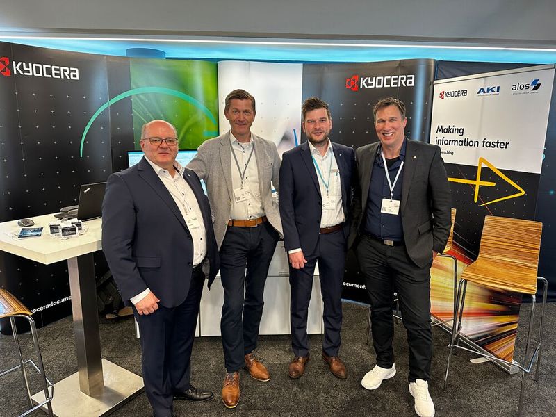 Bei (v. l.) Michael Gottschling (ALOS), Thomas Katz (KYOCERA), Sebastian Pfister (MR Datentechnik) und Andreas Kiebist (KYOCERA) kommt man immer schnell an Infos. (Bild: Vogel IT-Medien GmbH)