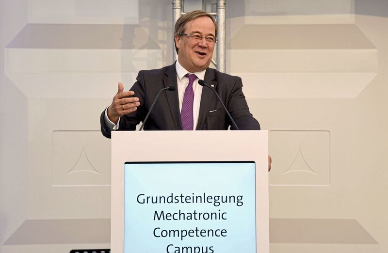 Armin Laschet: „Hier entsteht ein beeindruckendes Beispiel von einem Hightech-Campus, in dem mit Industrie 4.0 modernste Produkte hergestellt werden. Sie schaffen damit die Voraussetzung, Ihre Produktion zukunftsfest zu machen.“ (Stefanie Michel)