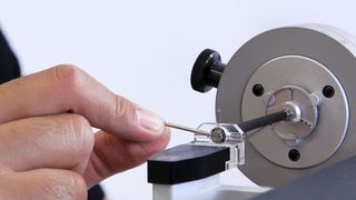 Fix-Assist mit Sternadapter beim Fixieren des Tastersystems. (Bild: Carl Zeiss 3D Automation)