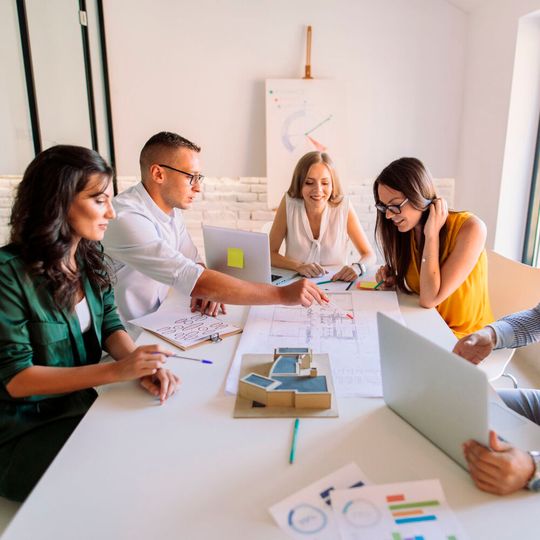 Unternehmen haben je nach Bedarf die Wahl zwischen unterschiedlichen Dropbox-Abonnements.(Bild:  ©supersizer, Getty Images Signature via Canva.com)