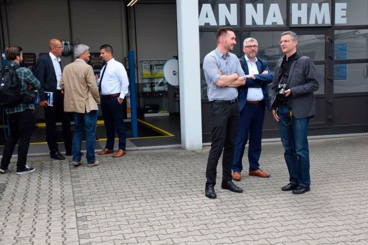 Die Jury des Service Awards besuchte das Autohaus Dirkes in Köln. (Rubbel)