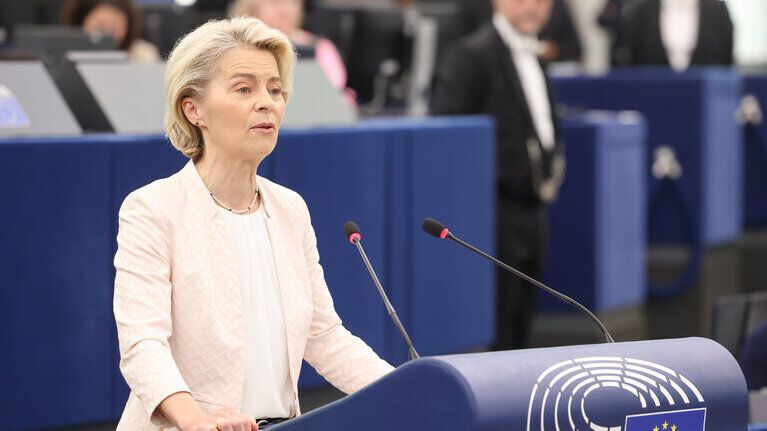 EU-Kommissionspräsidentin Ursula von der Leyen hat mit einem indirekten Seitenhieb auf die deutsche Fax-Kultur für Lacher im Europäischen Parlament gesorgt.(Bild:  European Union 2024 - Source : EP)