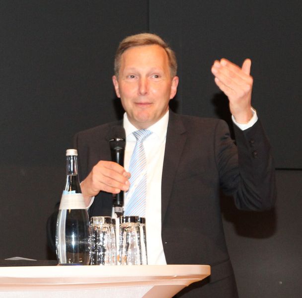 Dr. Martin Schumacher, Vorstand Energietechnik der ABB AG, unterstützt die Forderung, dass neben dem Ausbau der Übertragungsnetzebene auch der Umbau der Verteilnetze berücksichtigt werden muss, um erneuerbare Energien künftig besser dezentral einspeisen zu können. (Bild: Jablonski)