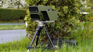 Wer beim Rasen oder falsch Parken erwischt wird, muss bald tiefer in die Tasche greifen. (Bild: Radarfalle / Tim Reckmann / CC BY 2.0)