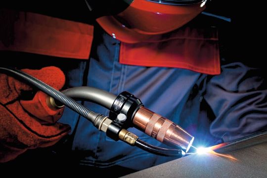 Sicher führen: Ein Zusatzdraht schiebt den Brenner und hält gleichmässigen Abstand zwischen Kontaktrohr und zu schweissendem Bauteil.(Bild:  Fronius)