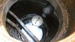 Zahlreiche Kfz-Betrieben widmen ihrem Ölabscheider wenig bis keine Aufmerksamkeit. In Verbindung mit „Pfusch am Bau“ hat das nach Jahren oft fatale Foilgen. (Bild: LV Bayern)