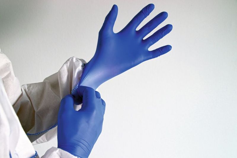  10 Tipps für den sicheren Laborhandschuh-Gebrauch Handschuhe sind der unsichtbare Held des Labors, denn sie schützen nicht nur die Personen, sondern auch die Proben. Die richtige Handschuhwahl im Labor steigert Sicherheit, Produktivität und Forschungsqualität. Wer diese Grundregeln befolgt, senkt das Verletzungsrisiko erheblich und verbessert Laborprozesse. Anlässlich des 10-Jahres Jubiläums seiner Starguard-Handschuhmarke präsentiert Starlab einen Leitfaden zur optimalen Auswahl von Einweg-Laborhandschuhen.  (Bild: frei lizenziert)