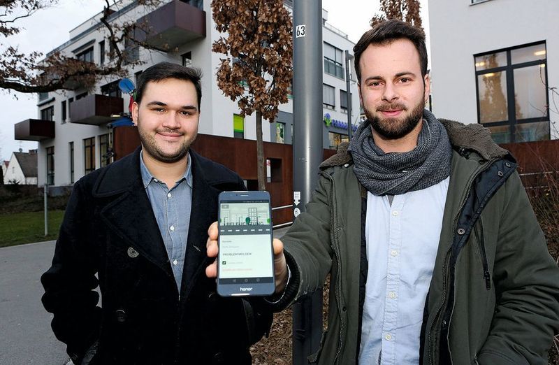 Die Geschäftsführer Sebastian Seitz (l.) und Michael Lodes zeigen die Anwendung für Straßenbeleuchtung und damit die Möglichkeit, defekte Laternen zu melden (EineStadt)