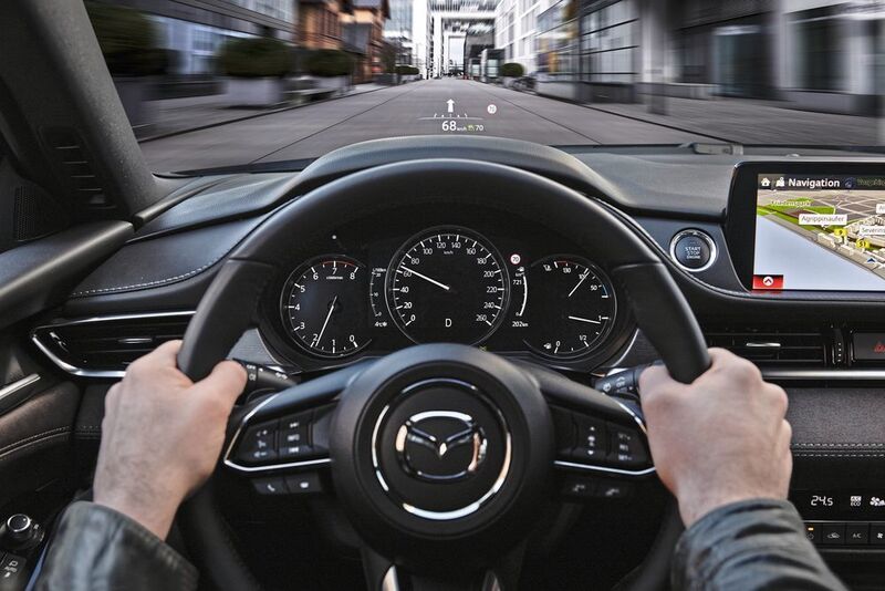Ebenfalls neu ist ein Head-up-Display, das wichtige Informationen direkt in die Frontscheibe projiziert. (Mazda)