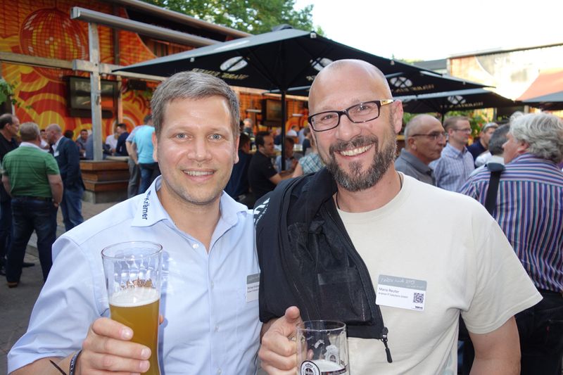 Dominik Carl (l.) und Mario Reuter, Krämer IT Solutions, können auch ohne Michael feiern. (Bild: IT-BUSINESS)