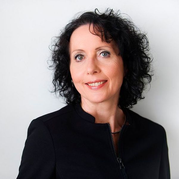 Renate Stücka arbeitet bei IBM Deutschland und ist verantwortlich für das Marketing Internet of Things & Industrie 4.0, IBM Watson IoT. Sie hat langjährige Erfahrung im Marketing für komplexe Lösungen und einem anspruchsvollen Publikum. Frau Stücka hat an der Universität Dortmund Informatik studiert. (IBM Deutschland)