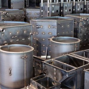 Das Herzstück der Guntamatic-Biomasse-Heizsysteme sind die Heizkessel, die per Hand geschweißt werden – und zwar auf Basis von Schwarz-Weiß-Verbindungen. So werden Kombinationen aus ferritischen oder martensitischen Stählen mit austenitischen Stählen sowie Nickel und Nickellegierungen genannt.