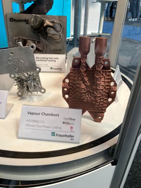 Das Fraunhofer IWU zeigte seine Weiterentwicklung des LPBF-Verfahrens (Laser Powder Bed Fusion) für die Verarbeitung von innovativen Werkstoffen/Materialien. (Bild: VCG/Juliana Pfeiffer)