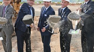 Pure Dynamik beim symbolischen Spatenstich (v.l.): Dr. Thomas Böger (Schenker), Thomas Feser (OB Bingen), Achim Münz (Goldbeck Süd), Hendrik Nonnenmacher (Schenker) sowie Christof Prange (Goodman). (Bild: DB Schenker)