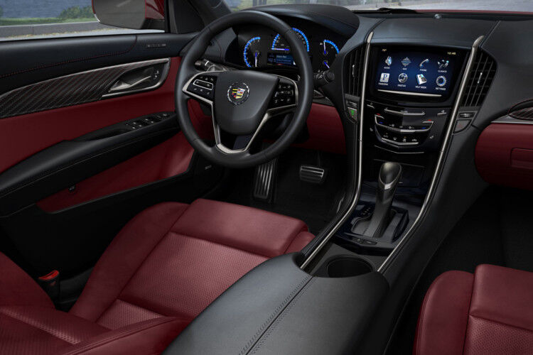 Darüber hinaus werben die Amerikaner mit ihren so genannten CUE (Cadillac User Experience)-Bedien- und Infotainment-System. Zu den Hauptfunktionen von CUE gehören: UKW/MW-Radio, Smartphone-Konnektivität, ein integrierter Mediaplayer mit Playlist-Funktion für MP3-Player und iPod, Navigation mit 3D-Kartenansicht, Fahrzeug-Personalisierung, Spracherkennung und Freisprecheinrichtung. (GM/ Cadillac)