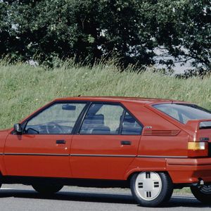 War der 1985 erschienene BX Sport noch mit zwei Solex-Doppelvergasern des Typs 40 ADDHE ausgestattet, kam beim BX GTi eine zeitgemäße Einspritzanlage zum Einsatz (Bosch L-Jet- bzw. Motronic). Der „XU9“-Motor von Peugeot leistet 125 PS, erzeugt 175 Nm Drehmoment bei 4.500 1/min und bringt den Keil in 8,5 Sekunden auf 100 km/h und sehr nah an die 200-km/h-Marke heran. (Bild:  Citroën/Stellantis)