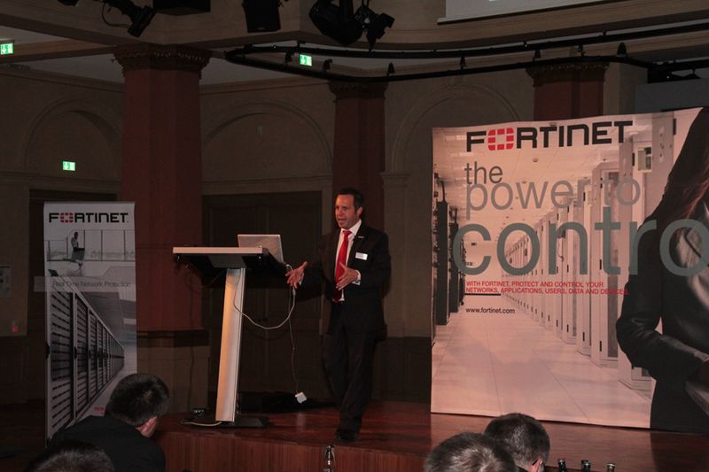 Nach der Mittagspause erläutert Thorsten Jäger (Fortinet) News und Roadmap (Archiv: Vogel Business Media)